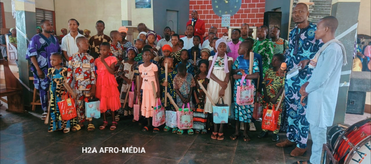 Église de Pentecôte de la Foi : AJeCSOI offre des kits scolaires à une quarantaine d’orphelins pour cette rentrée scolaire