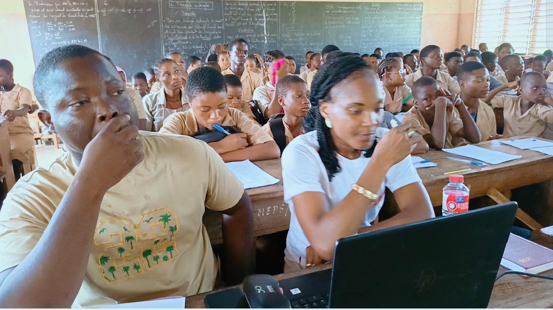 Lutte contre les maladies de la peau en milieu scolaire : la dermatologue Nadège ELEGBEDE et APRISS Bénin renforcent les élèves du CEG Lalo