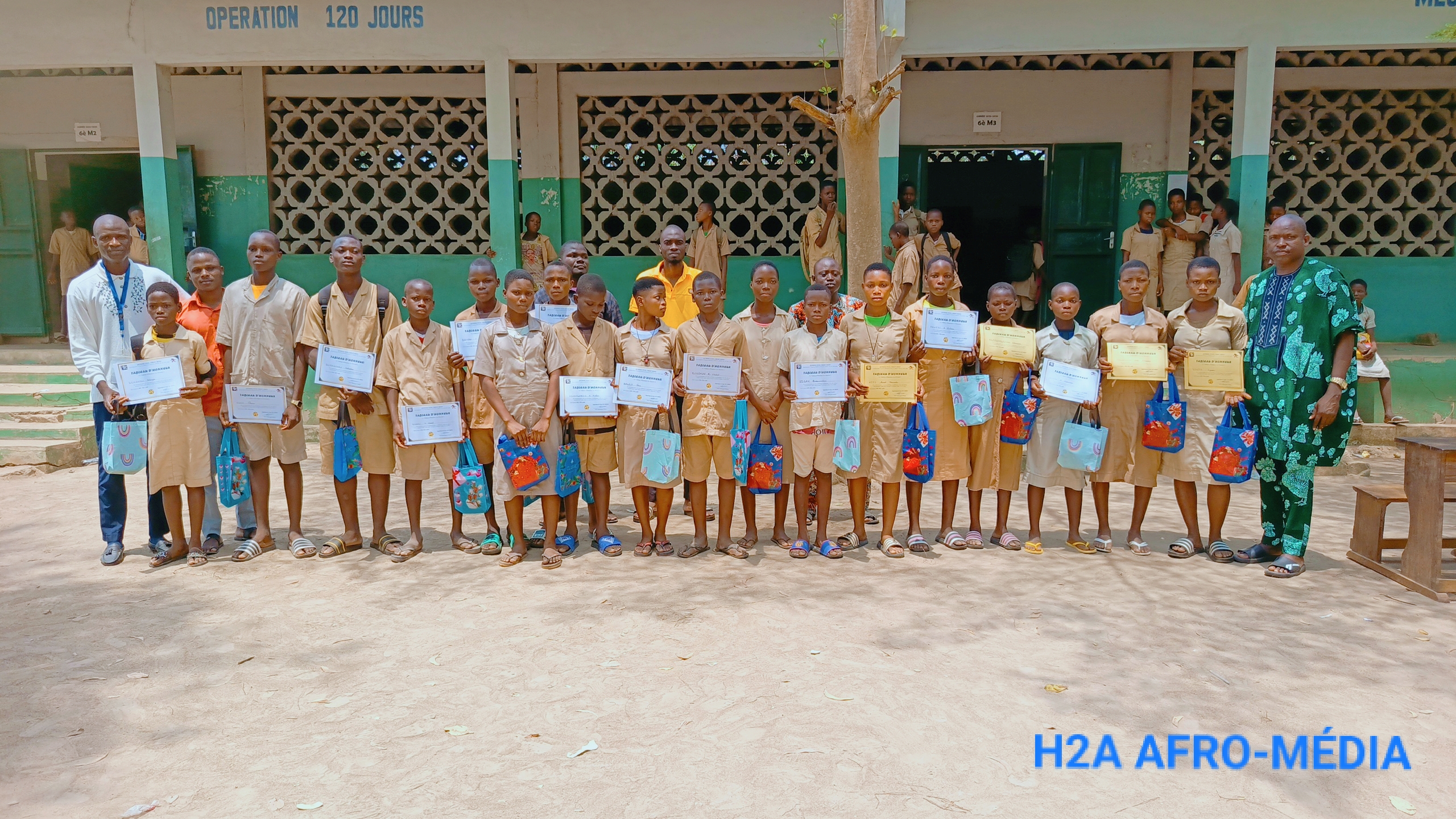 Promotion de l&rsquo;excellence au CEG Lanta : JPC Bénin récompense les meilleurs élèves avec caché spécial à la gent féminine