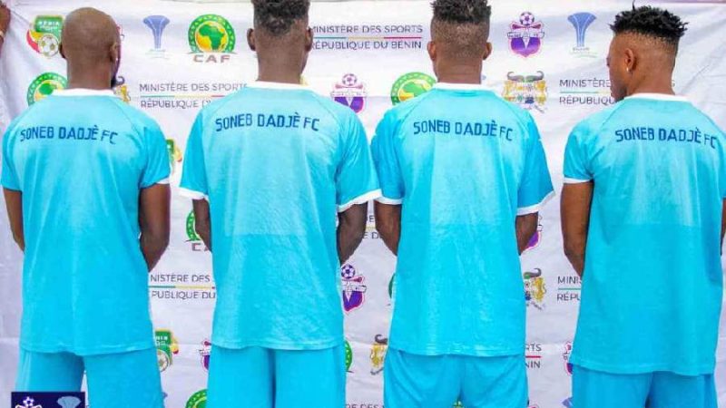 Flash Info Adja : Casimir SOSSOU au côté des joueurs de Dadjè FC d&rsquo;Aplahoué ce vendredi avec un geste financier conséquent