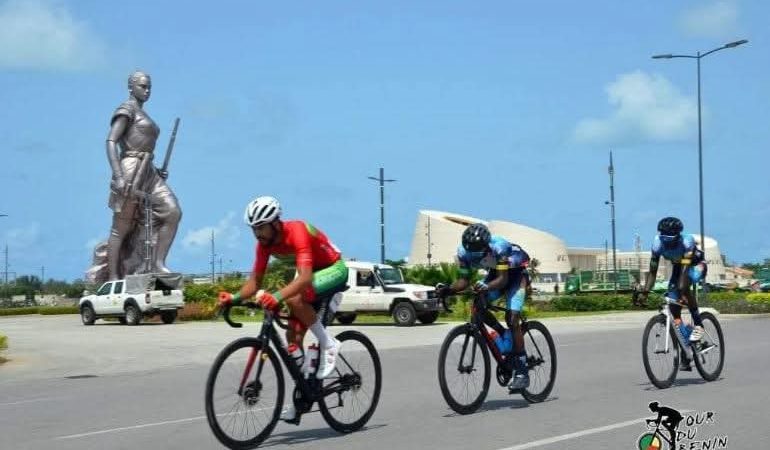 Cyclisme et Tour du Bénin 2026 : Oscar Schempp décroche le premier maillot jaune, les Béninois affichent de belles ambitions