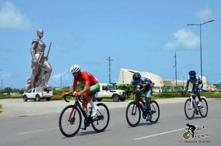 Cyclisme et Tour du Bénin 2026 : Oscar Schempp décroche le premier maillot jaune, les Béninois affichent de belles ambitions