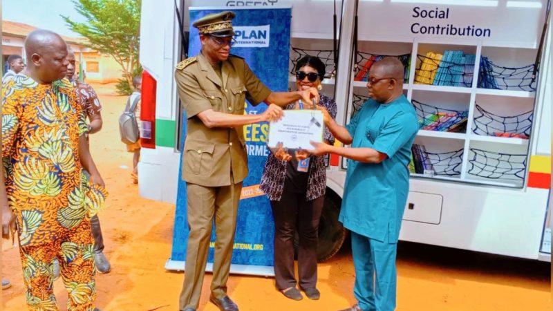 Enseignement secondaire dans le Couffo : un bus bibliothèque et laboratoire mobile offert par la Fondation KIA pour rapprocher livres et sciences des apprenants