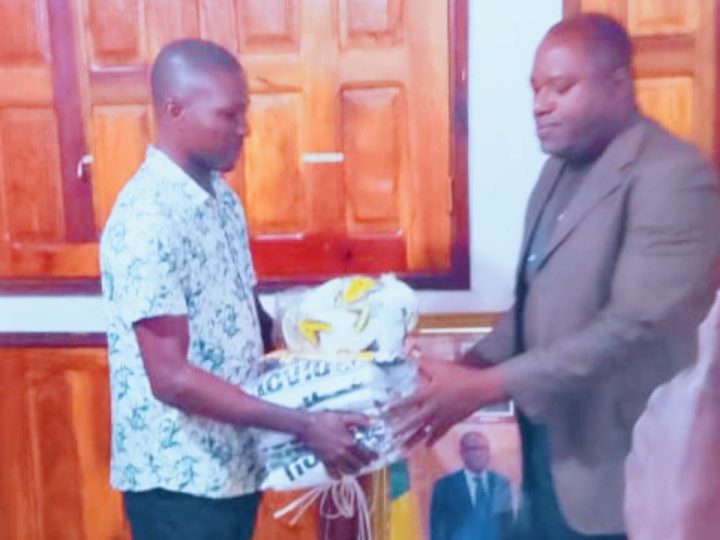 Tournoi de l&rsquo;indépendance 2026 à Klouékanmè : Ernest HOUNKANDJI apporte son soutien à la mairie avec un don d&rsquo;équipements sportifs