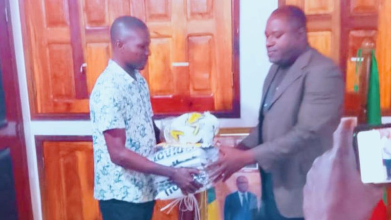 Tournoi de l&rsquo;indépendance 2026 à Klouékanmè : Ernest HOUNKANDJI apporte son soutien à la mairie avec un don d&rsquo;équipements sportifs